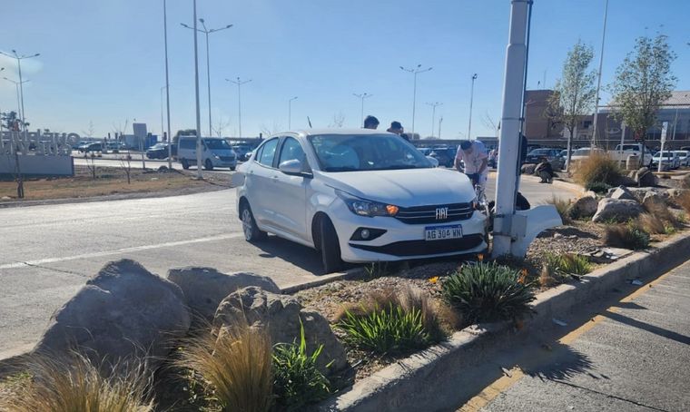 Así quedó el vehículo tras el accidente contra un poste. Foto: MDZ