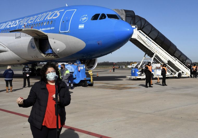 Vizzotti brindó una conferencia desde la pista del aeropuerto de Ezeiza y respondió a las críticas