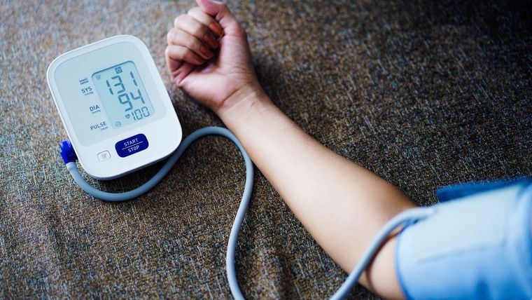 Mantén una dieta equilibrada, reduce el consumo de sal, realiza actividad física regular... Foto: Archivo