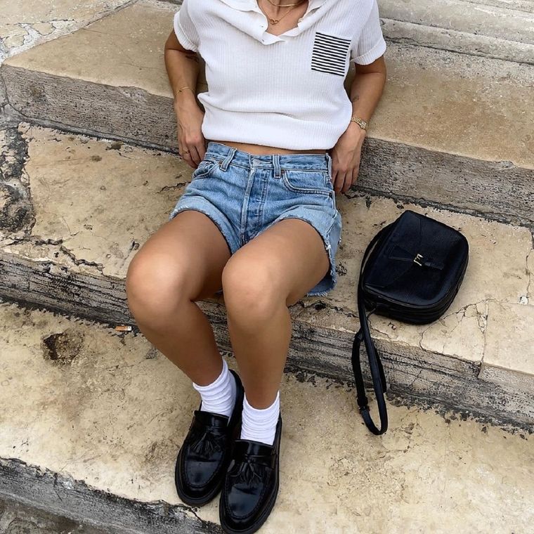 Mocasines y medias, una tendencia polémica pero que pisa fuerte en la actualidad. Foto: Instagram.