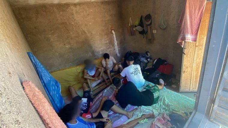 Un grupo de los hombres rescatados que estaban sin agua ni ventilación Foto: NA