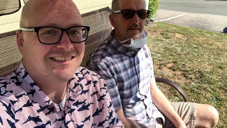 Roger Ellis (a la derecha) comenzó a mostrar síntomas de la enfermedad en 2019, según afirma su hijo Steve Ellis (a la izquierda). Foto: CORTESÍA STEVE ELLIS