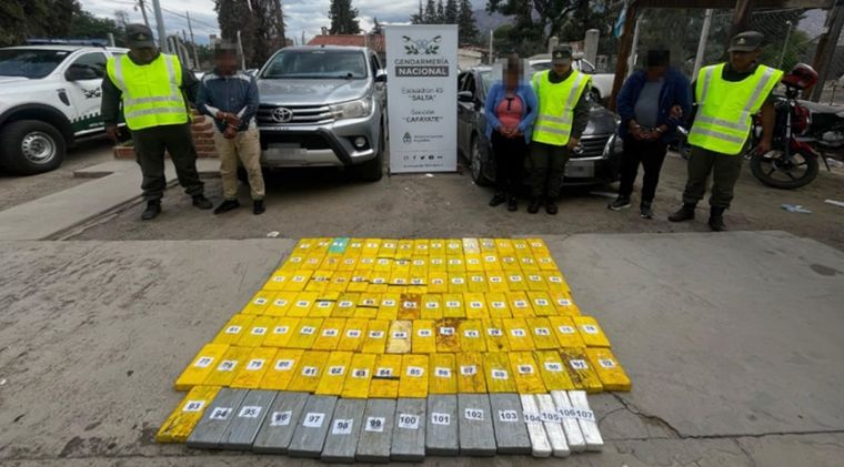 Por el momento, tres personas fueron detenidas.  Foto: Gendarmería Nacional