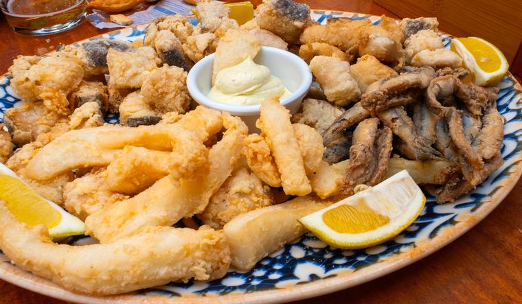 Esta receta es tan representativa de Andalucía que incluso existe un día dedicado al pescaíto frito en varias ferias gastronómicas donde se rinde homenaje a esta receta tradicional.