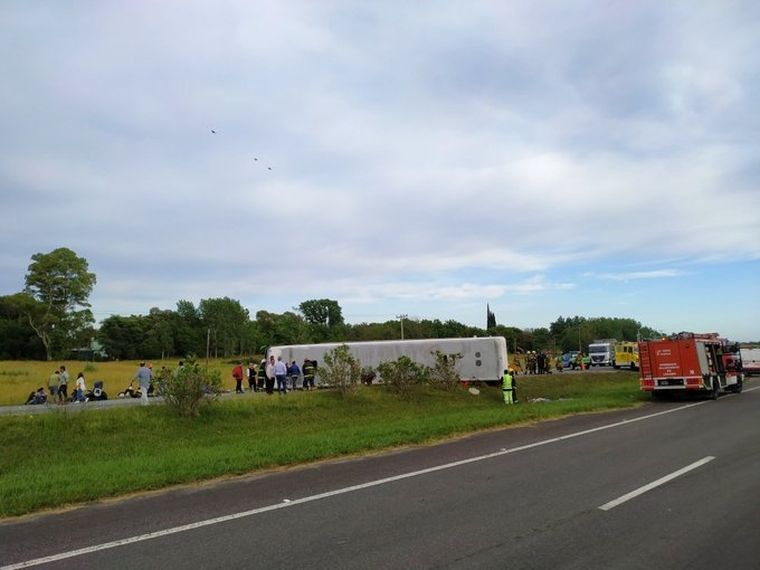 El micro volcó en Lezama, camino a la costa argentina.