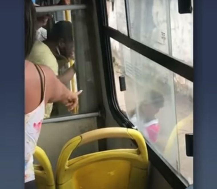La mujer es increpada por los otros pasajeros luego de bajarla del colectivo