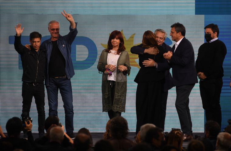 La unidad en Fuerza Patria ya no alcanza para retener ni siquiera lo que se tiene. La idea de un big bang cada vez suena con más fuerza