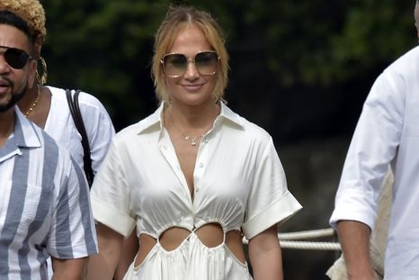 Jennifer López nos enseña sus vestidos blancos favoritos para el verano. Foto: PopSugar