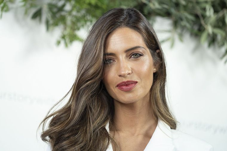 Sara Carbonero delira por los bolsos de lujo. Foto: Elle - https://hips.hearstapps.com/hmg-prod.s3.amazonaws.com/images/sara-carbonero-elle-2-1640765316.jpg