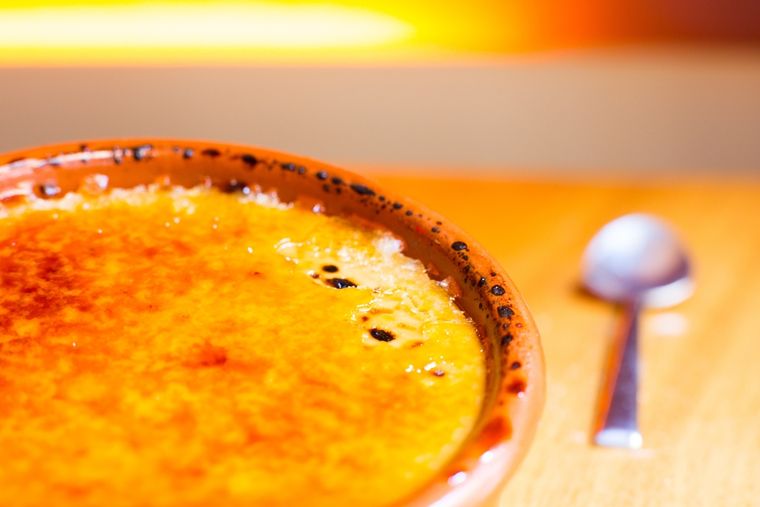 En la Edad Media, la receta de crema catalana se preparaba en días festivos. En la Edad Media, la receta de crema catalana se preparaba en días festivos.