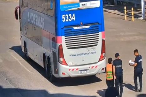 La policía rescató a la mujer y los tres hijos que viajaban a Mar del Plata. La policía rescató a la mujer y los tres hijos que viajaban a Mar del Plata.