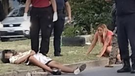 El menor quedó tendido sobre el suelo tras ser abatido por el policía de élite. El menor quedó tendido sobre el suelo tras ser abatido por el policía de élite.