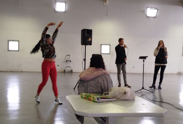 Griselda López Zalba y Mariano Leotta cantan Nessun dorma y una mujer baila en la cárcel. Foto Ulises Naranjo