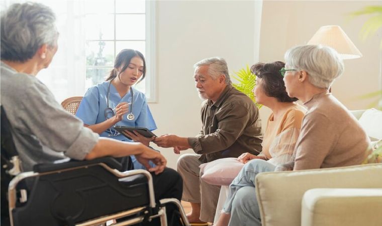El PAMI ofrece la posibilidad de residencias para larga estadía para sus afiliados. Foto: Freepik