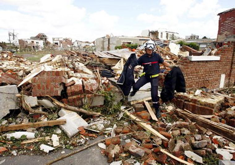 Un bombero francés revisa los daños causados por un mini-tornado en la ciudad de Maubeuge (Francia). Foto: EFE
