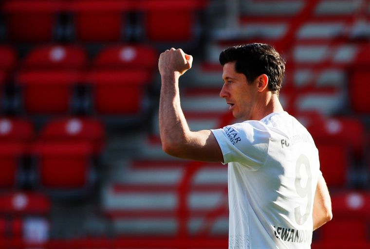 El delantero polaco se encuentra en el Bayern Múnich y es pretendido por otros dos importantes clubes. Foto: EFE