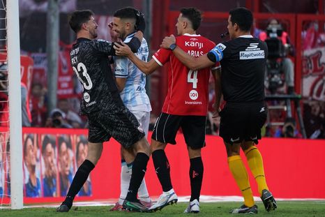 Marravilla Martínez picó su penal en el clásico, lo erró y los jugadores de Independiente, con Rodrigo Rey a la cabeza, fueron a felicitarlo. Marravilla Martínez picó su penal en el clásico, lo erró y los jugadores de Independiente, con Rodrigo Rey a la cabeza, fueron a felicitarlo.