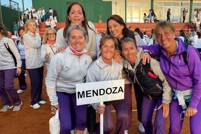 MDZol | Stella Degarbo, Ampuero Adela, Victoria Ortega, Mariela Martínez, Evangelina Tesón, Stella Rodríguez y Silvia Imperiale compitieron en Categoría +50 años. Foto: Gentileza