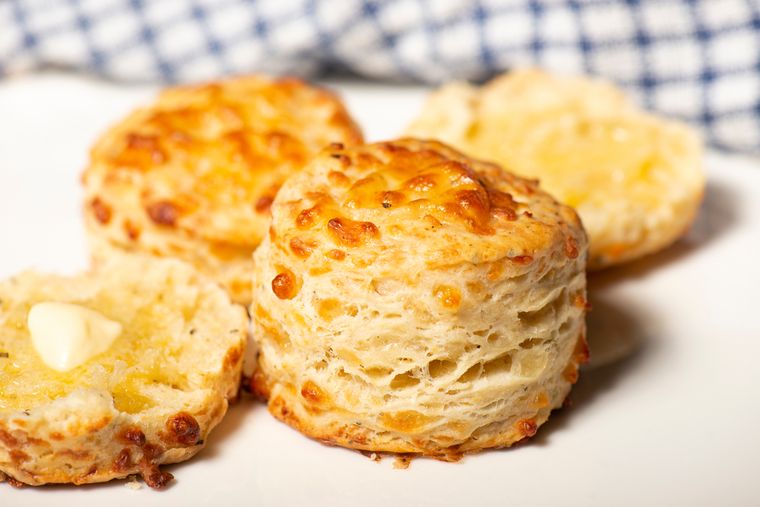 La receta de scones de queso es una variación salada del clásico scone británico, ideal para desayunos y meriendas. La receta de scones de queso es una variación salada del clásico scone británico, ideal para desayunos y meriendas.