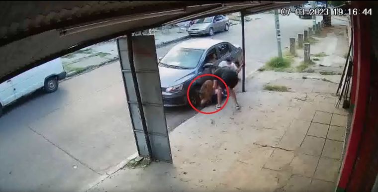 Así atacaron a una mujer para robarle el auto en Laferrere Foto: Captura de video