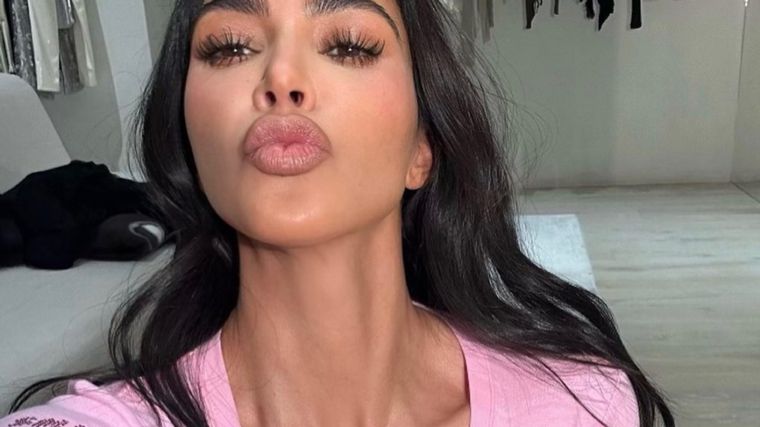 Kim Kardashian habla sobre los dramas que ha tenido con Kourtney Kim Kardashian es una empresaria, socialité y modelo de Estados Unidos. Hija de Kris Jenner, la reconocida mánager y el difunto abogado Robert Kardashian. Foto: @kimkardashian