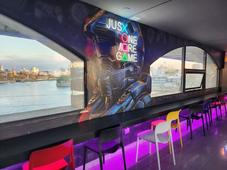 Bajo el icónico Puente Uruguay de Villa Carlos Paz, ya comenzó a funcionar oficialmente Loading, un bar temático ambientado en el universo gamer.