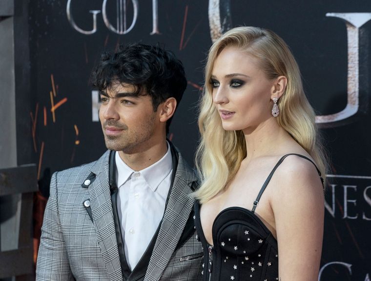Joe Jonas pide el divorcio: su matrimonio con Sophie Turner está irremediablemente roto Joe Jonas y Sophie Turner posando en la alfombra roja. Foto: Shutterstock