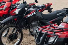 La Honda XR150L cuenta con un motor monocilíndrico de cuatro tiempos de 149 cc, alimentado por carburador, acompañado por una caja de cinco velocidades.