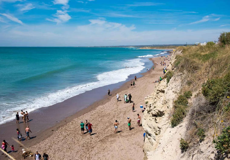 A pocos kilómetros, Punta Perdices suma otra playa de aspecto casi virgen, con aguas calmas y turquesas ideales para desconectarse por completo. A pocos kilómetros, Punta Perdices suma otra playa de aspecto casi virgen, con aguas calmas y turquesas ideales para desconectarse por completo.