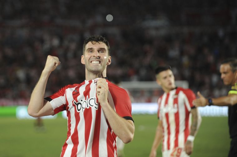 El León sumó su tercera victoria consecutiva y mira a todos desde arriba. Foto: Télam