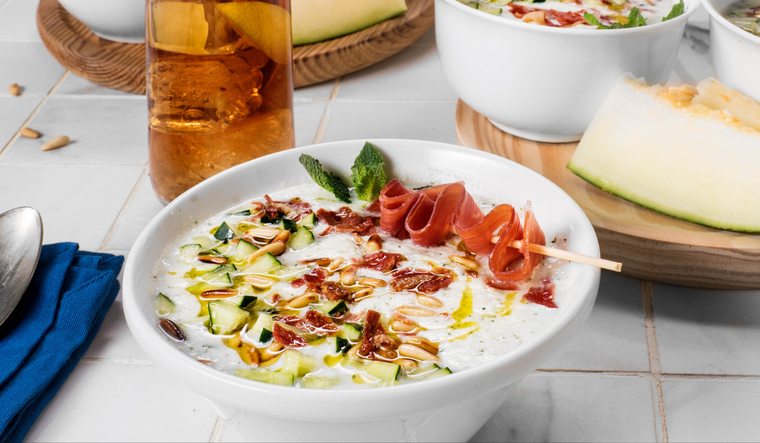 La receta se sirve tradicionalmente muy fría, lo que la hace ideal para los días calurosos. La receta se sirve tradicionalmente muy fría, lo que la hace ideal para los días calurosos.