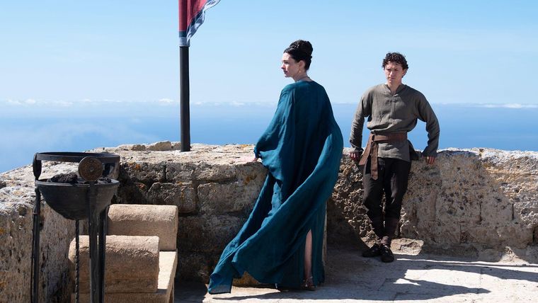 Anne Hathaway interpreta a Penélope, la esposa de Odiseo, que también es la madre de su hijo Telémaco (Tom Holland).