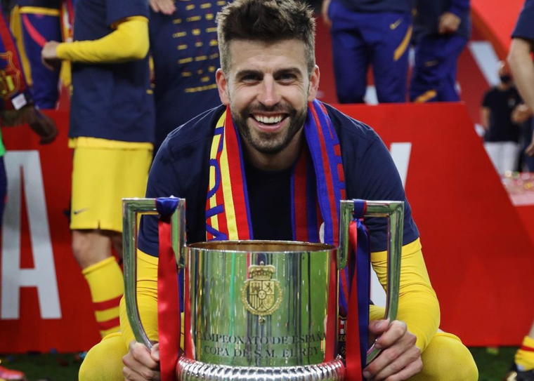 Actualmente Gerard Piqué está saliendo con una joven de Barcelona llamada Clara Chía Martí.