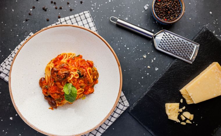 Espaguetis a la puttanesca Una receta simple y en pocos pasos de espaguetis a la puttanesca. Foto: Shutterstock