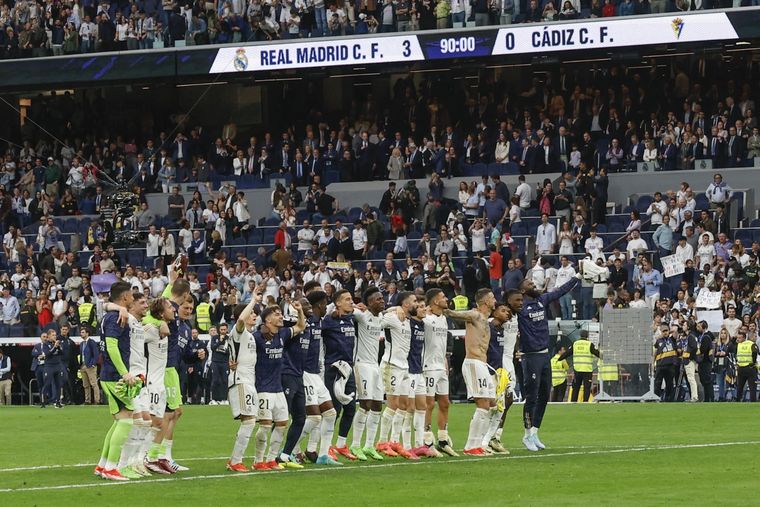Real Madrid celebra antes de conocer su triunfo. Foto: EFE