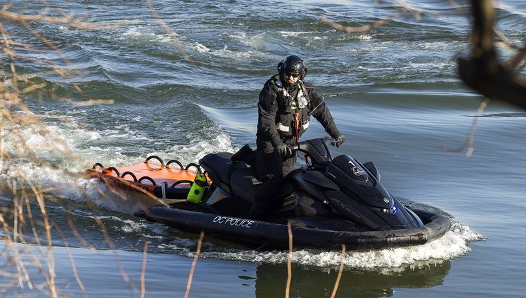 Accidente aéreo en EEUU: Más de 300 personas llevan adelante tareas de rescate. Foto: EFE