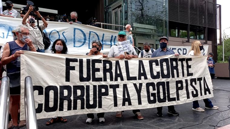 La marcha en Mendoza terminó en Tribunales Federales. Foto: Maximiliano Ríos