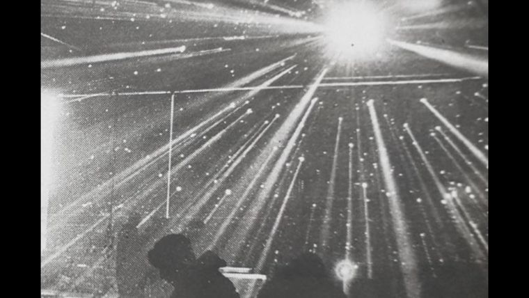 Los rayos de luz se cuelan por los agujeros de las esquirlas en un galpón en Malvinas. Foto: Fabián Blardone