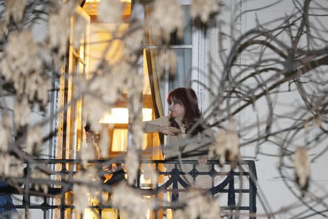 Cristina Fernández de Kirchner pidió cumplir su condena en su domicilio en Constitución. El Gobierno adelantó que no quiere montar un espectáculo con su detención. Cristina Fernández de Kirchner pidió cumplir su condena en su domicilio en Constitución. El Gobierno adelantó que no quiere montar un espectáculo con su detención.