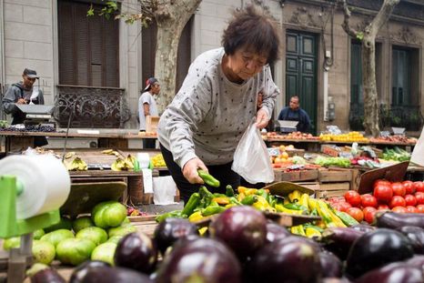 La baja en los precios de frutas y verduras por el aumento de la oferta es apenas un factor detrás de la caída histórica de la inflación en Uruguay. La baja en los precios de frutas y verduras por el aumento de la oferta es apenas un factor detrás de la caída histórica de la inflación en Uruguay.