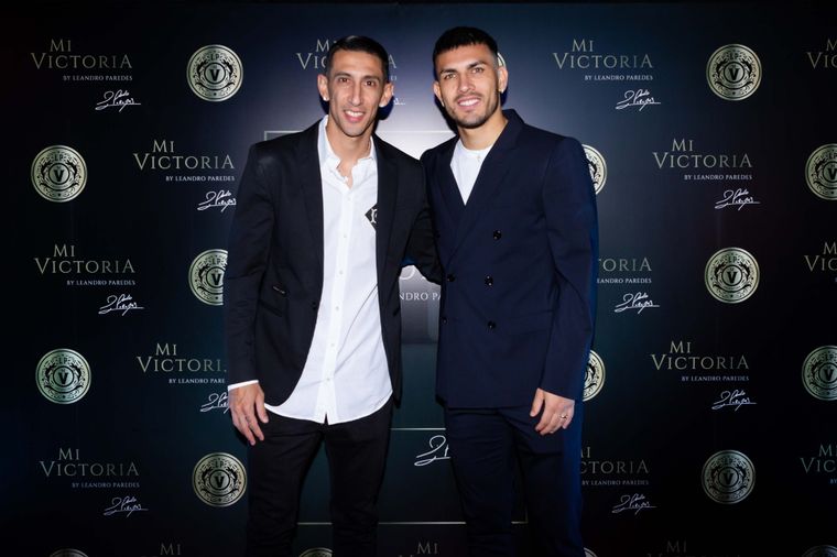 Leandro Paredes junto a Ángel Di María. En la nota, las fotos y los detalles del vino. Foto: Gentileza