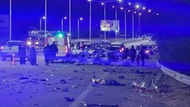 El joven impactó contra la parte trasera del micro y falleció en el acto.