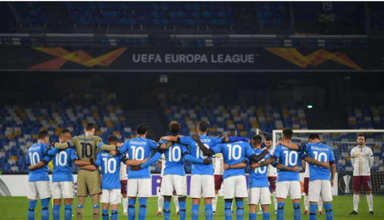 El homenaje de los jugadores de Napoli. El homenaje de los jugadores de Napoli.