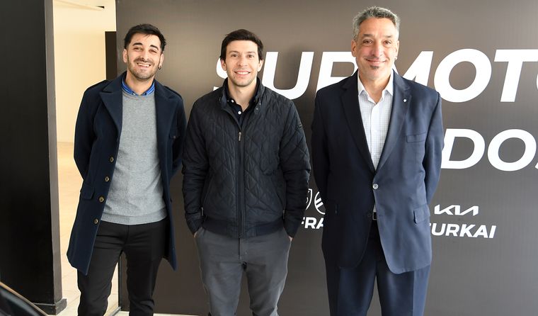 Alejandro Sisti (gerente de Usados), junto a los vendedores que atienen en el local ubicado en San Martín y Lencinas, de Godoy Cruz. Alejandro Sisti (gerente de Usados), junto a los vendedores que atienen en el local ubicado en San Martín y Lencinas, de Godoy Cruz.