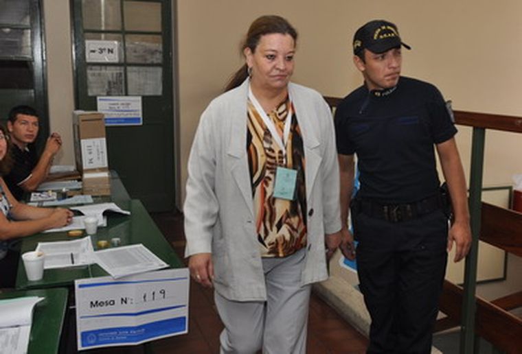 La secretaria electoral Cristina Pallo se hizo presente en la escuela Italiana. Foto: Pachy Reynoso/ MDZ