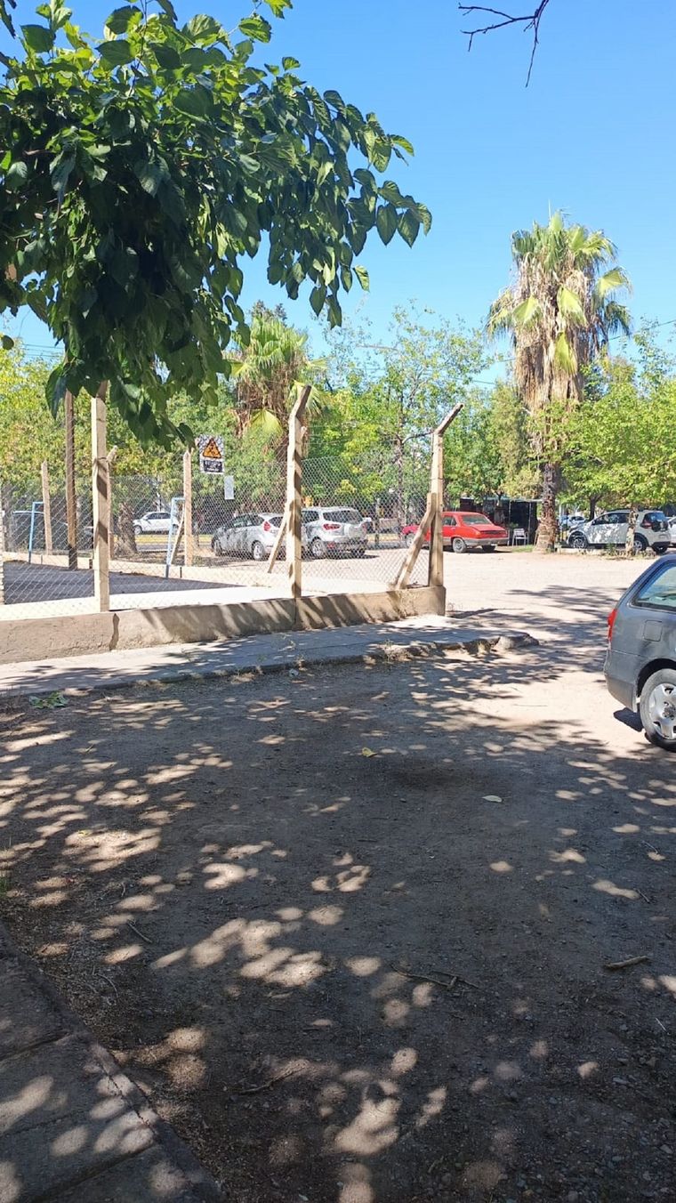 El estacionamiento del barrio Unimev donde resultó herido un vecino. Foto: gentileza.