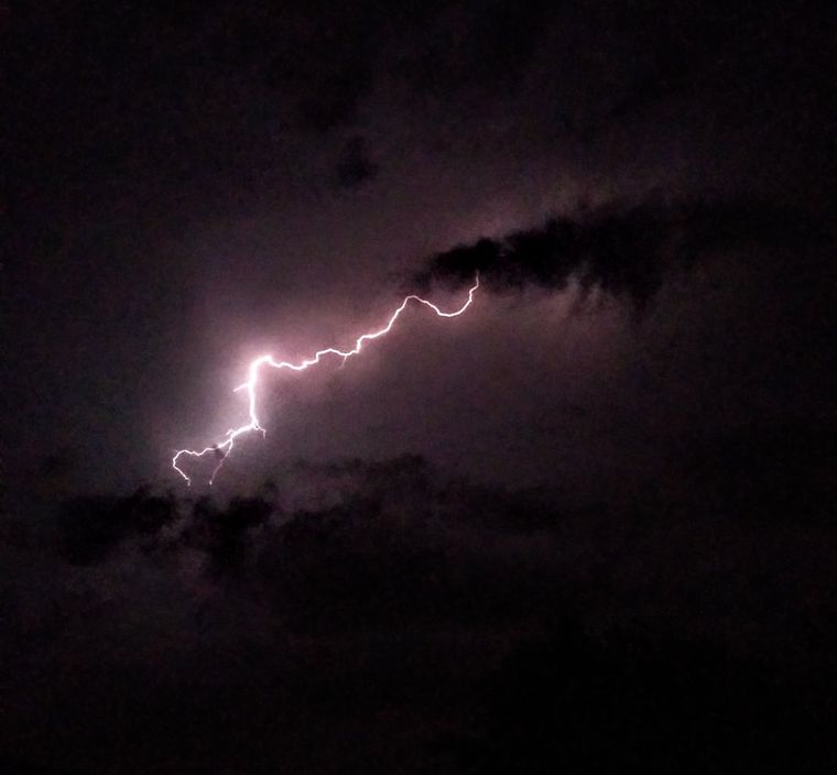 Un rayo en el cielo de Medrano. Foto: Twitter (@gilufe)