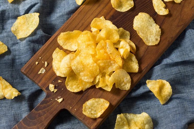 Ahora te podrás lucir con tus amigos preparando unas crujientes papas fritas casera como las del paquete. Foto: Shutterstock