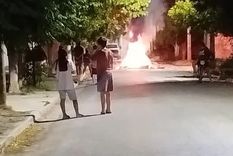 una mujer fue estrangulada y los vecinos incendiaron la casa del presunto asesino en neuquen