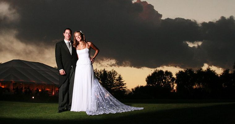 Un atardecer de ensueño. Los protagonistas, Julio y Sofía, en los jardines del Club de Campo Mendoza. Foto: Gentileza Andy Dubrowsky